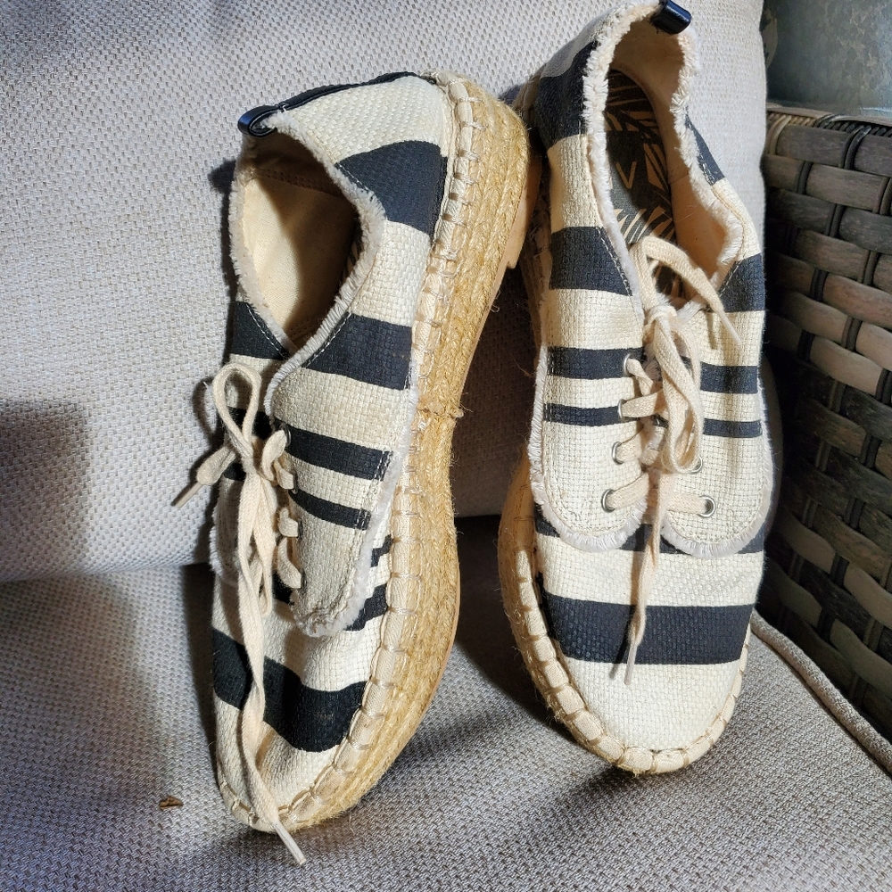 Shoes - Picture 4 of 6